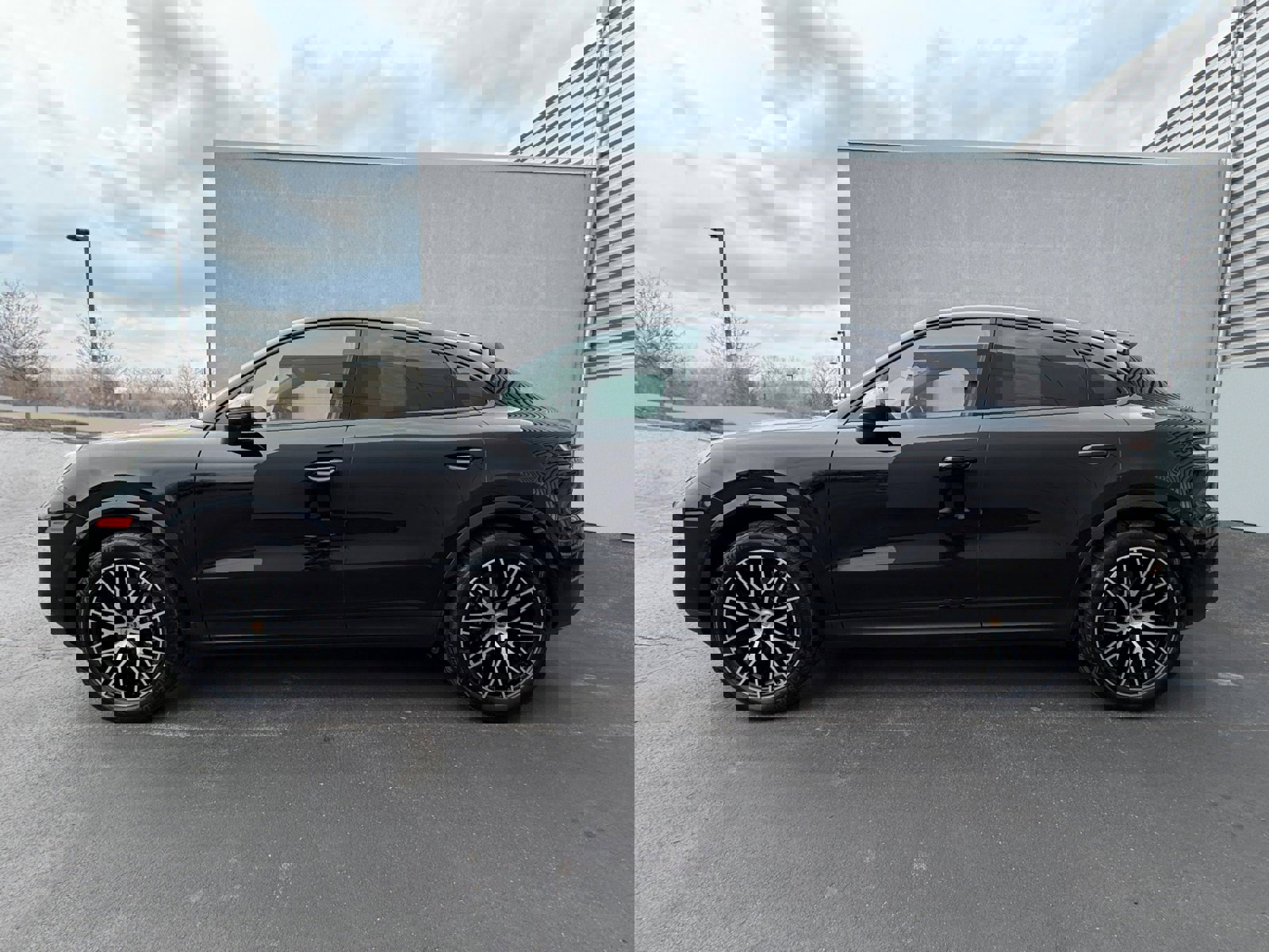 Used 2024 Porsche Cayenne Coupe image 2