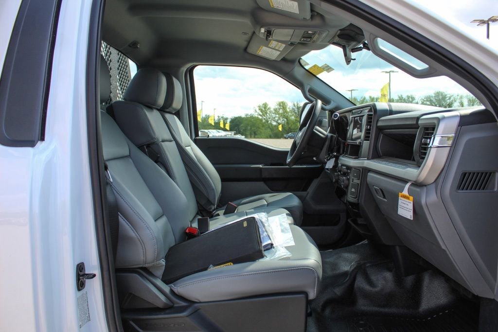 New 2025 Ford F550 4x4 Regular Cab Super Duty image 14