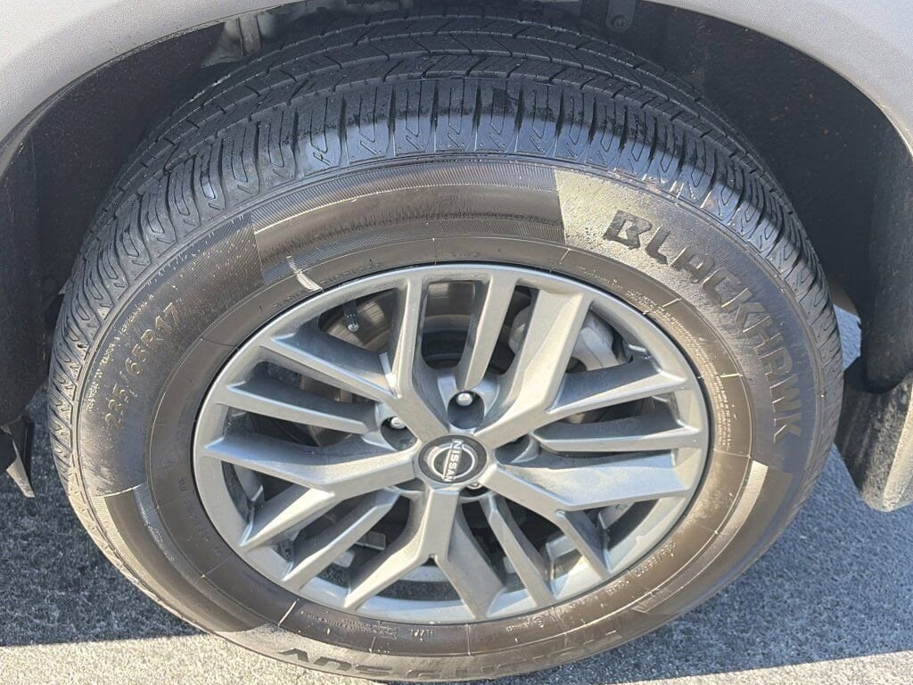 Used 2023 Nissan Rogue S image 9