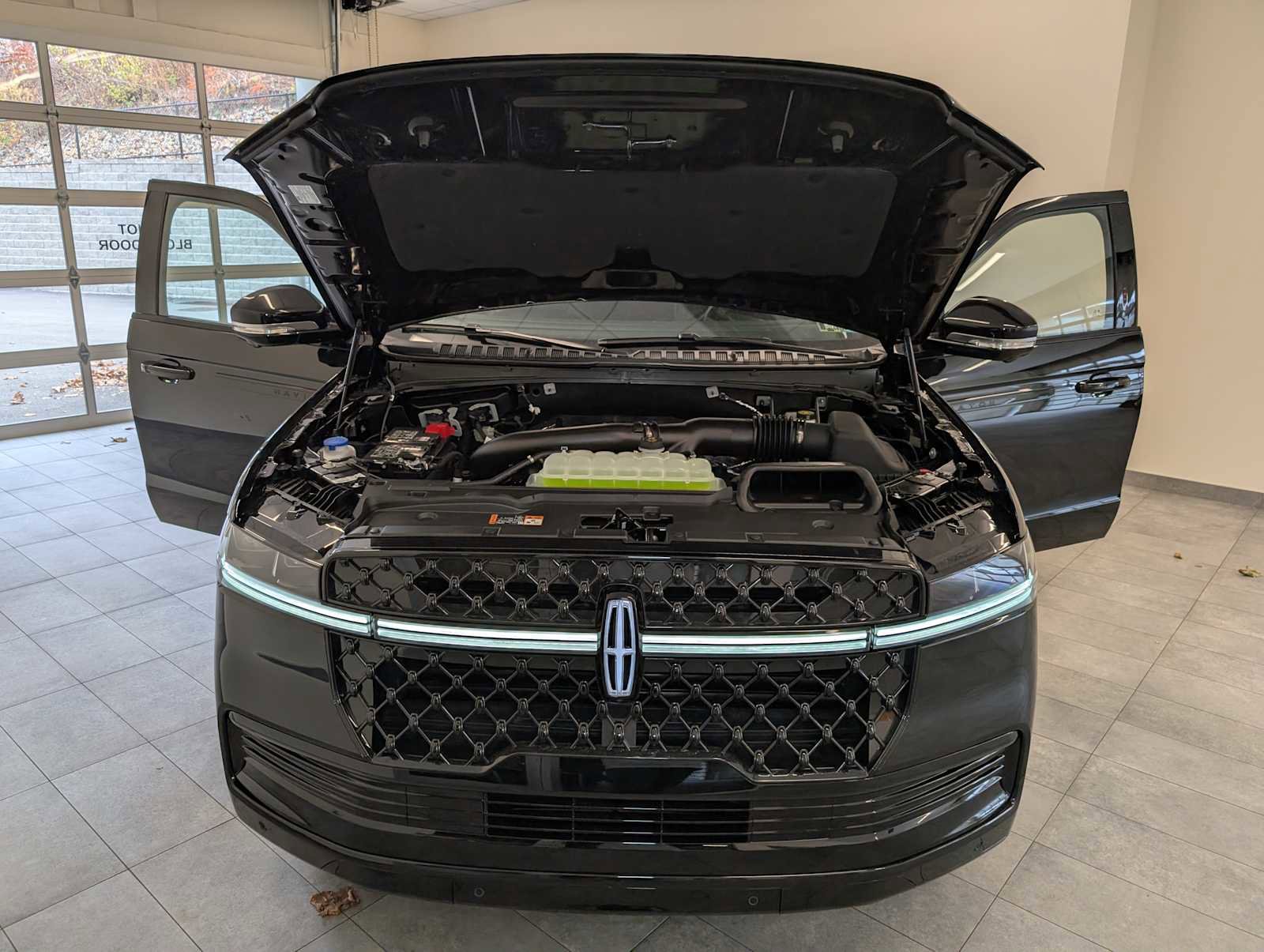 New 2025 Lincoln Navigator Reserve w/ Jet Appearance Package image 8