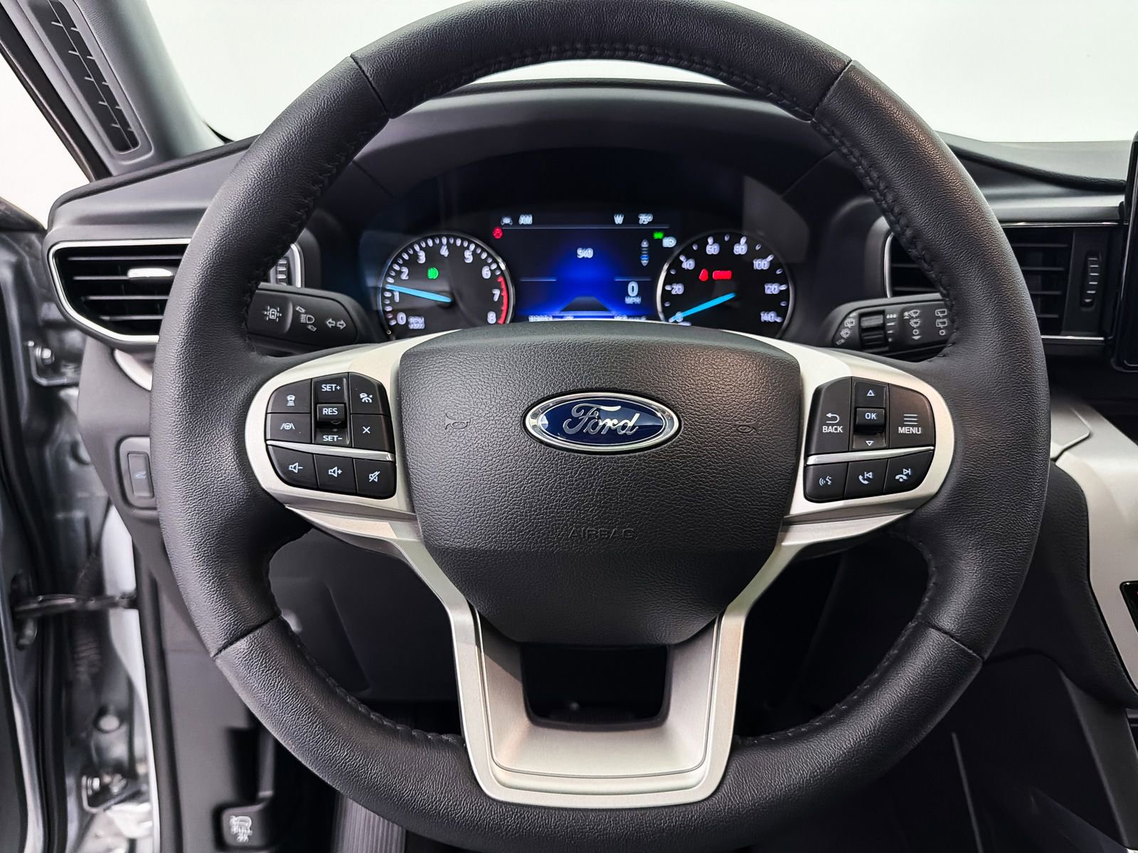 Used 2024 Ford Explorer XLT w/ Equipment Group 202A image 4