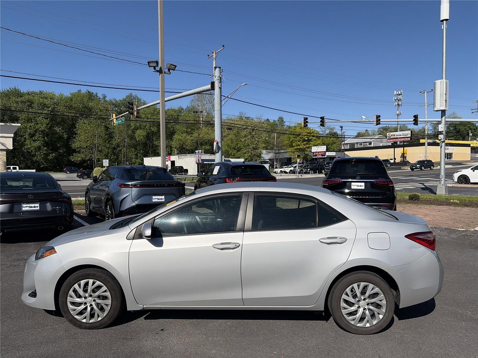 Used 2018 Toyota Corolla LE w/ Carpet Mat Package (TMS) FWD image 2