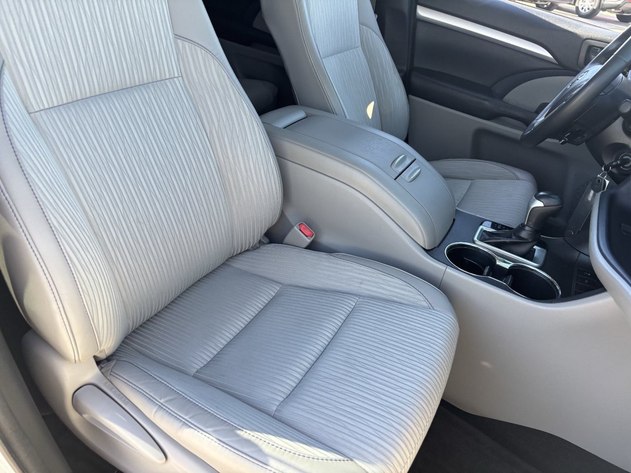 Used 2017 Toyota Highlander Plus w/ Carpet Mat Package FWD image 8