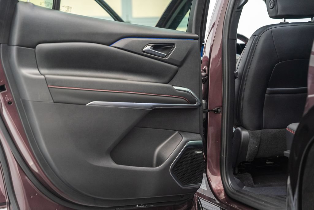 Used 2024 Chevrolet Traverse RS FWD image 43