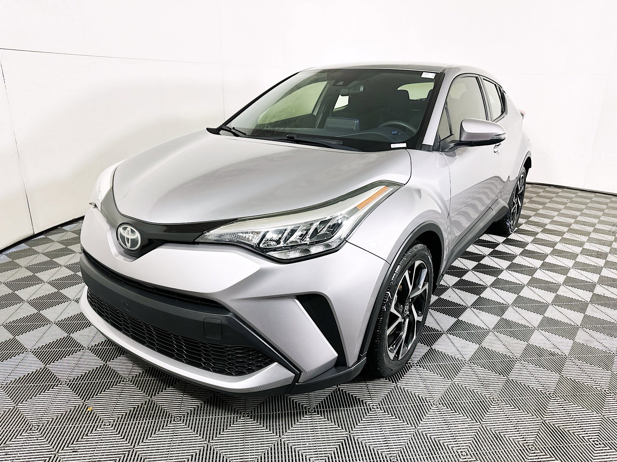 Used 2020 Toyota C-HR XLE FWD image 7