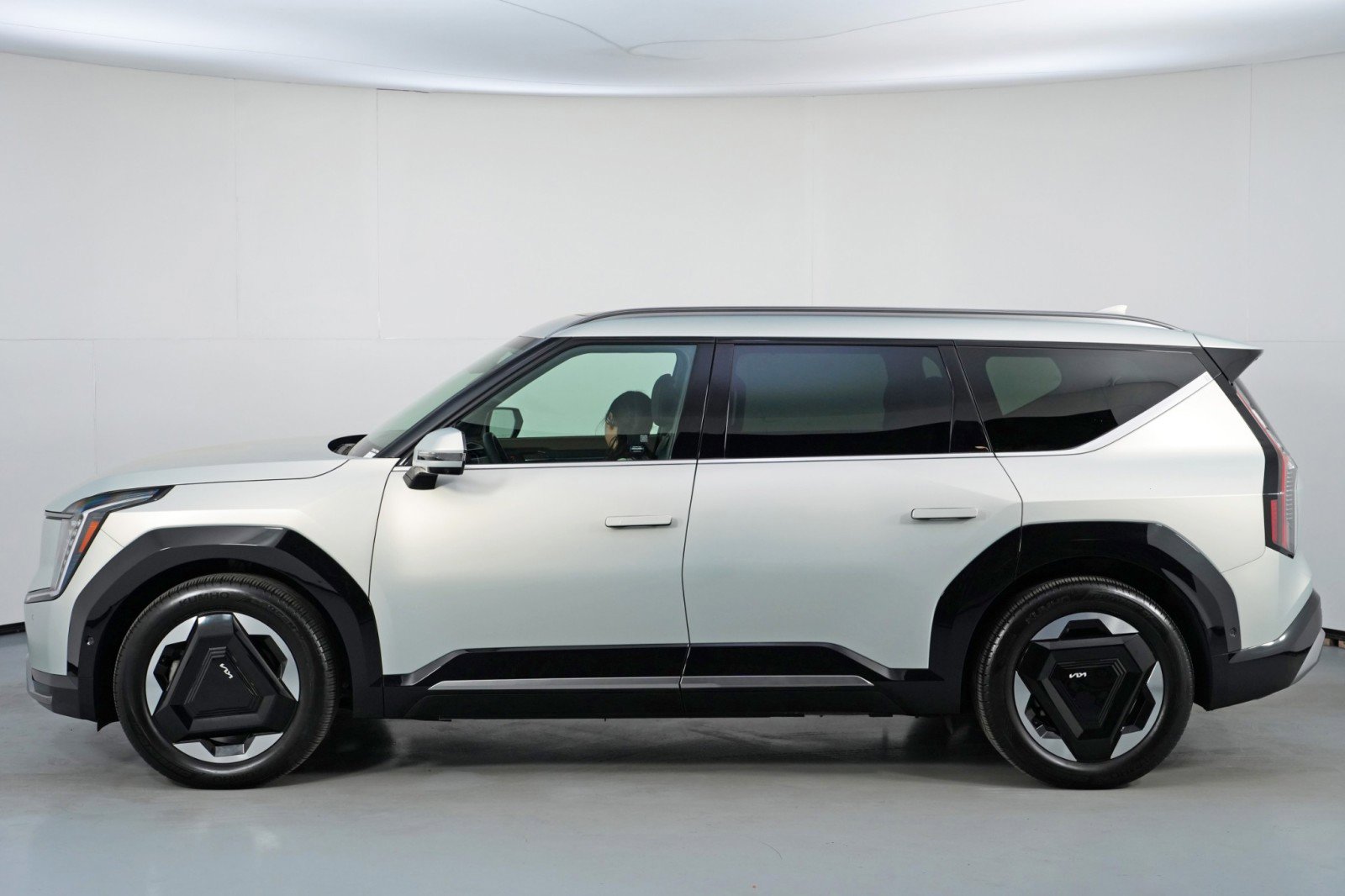 Used 2024 Kia EV9 Land image 52