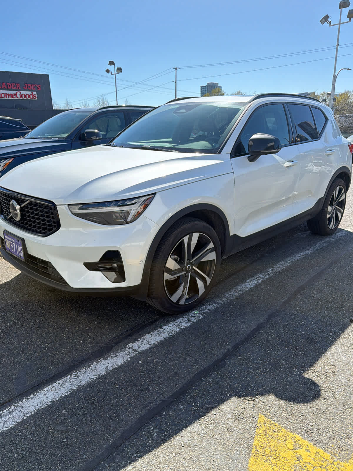 Used 2023 Volvo XC40 B5 Ultimate w/ Protection Package Premier image 3