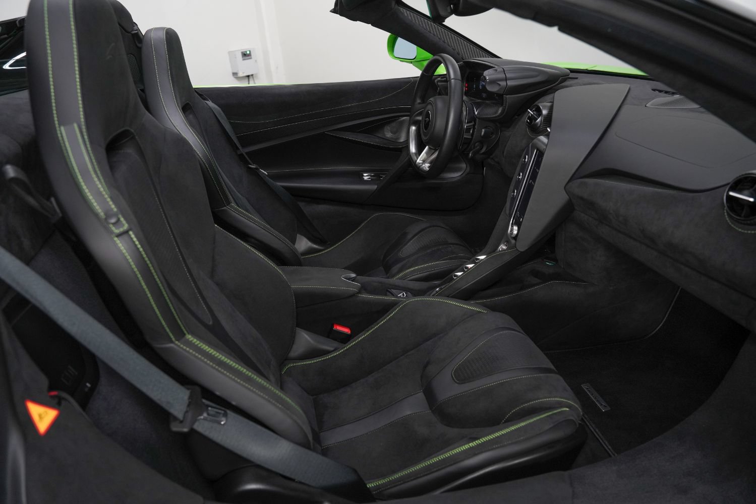 Used 2024 McLaren 750S Spider RWD image 2