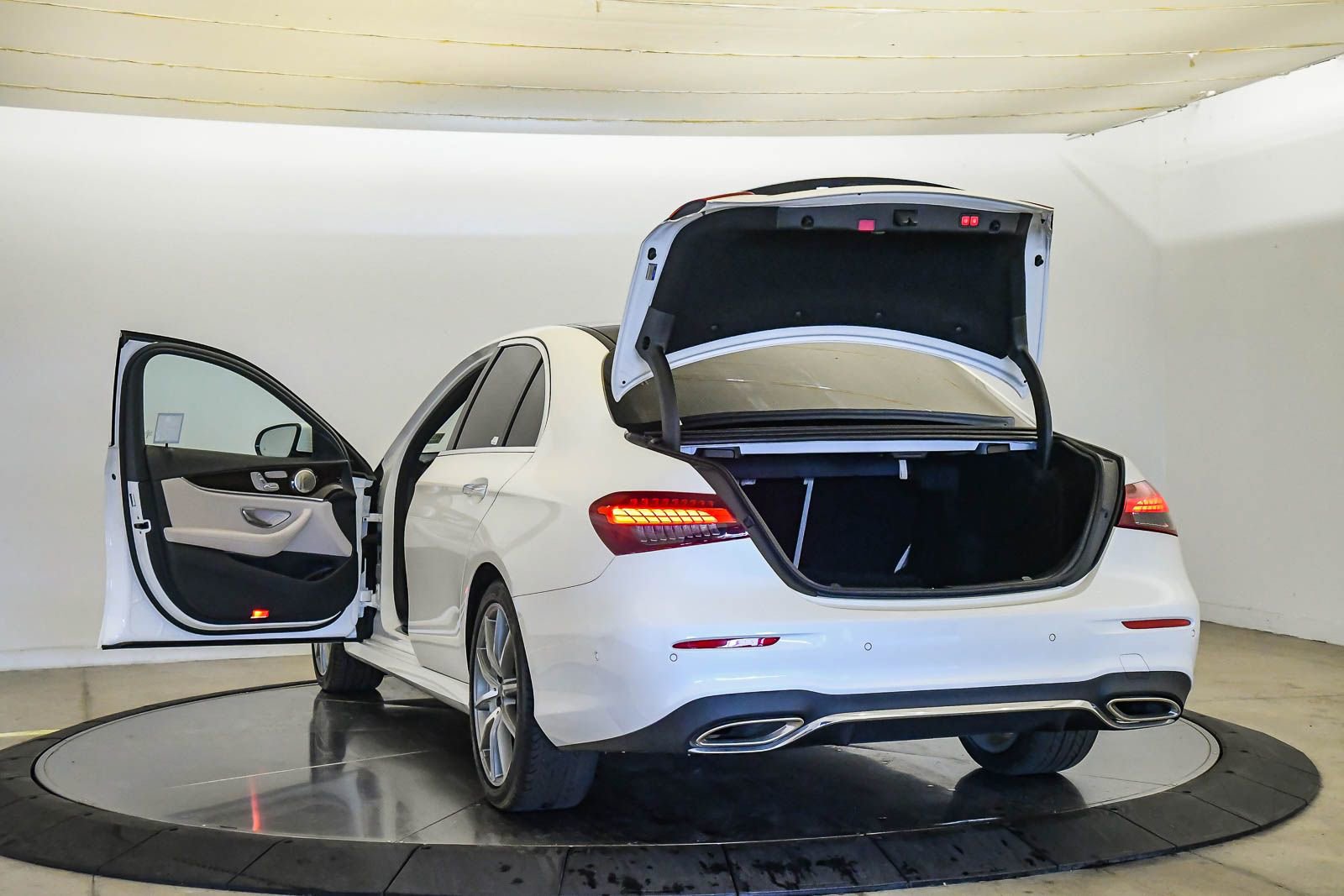 Used 2022 Mercedes-Benz E 350 Sedan w/ Driver Assistance Package image 28