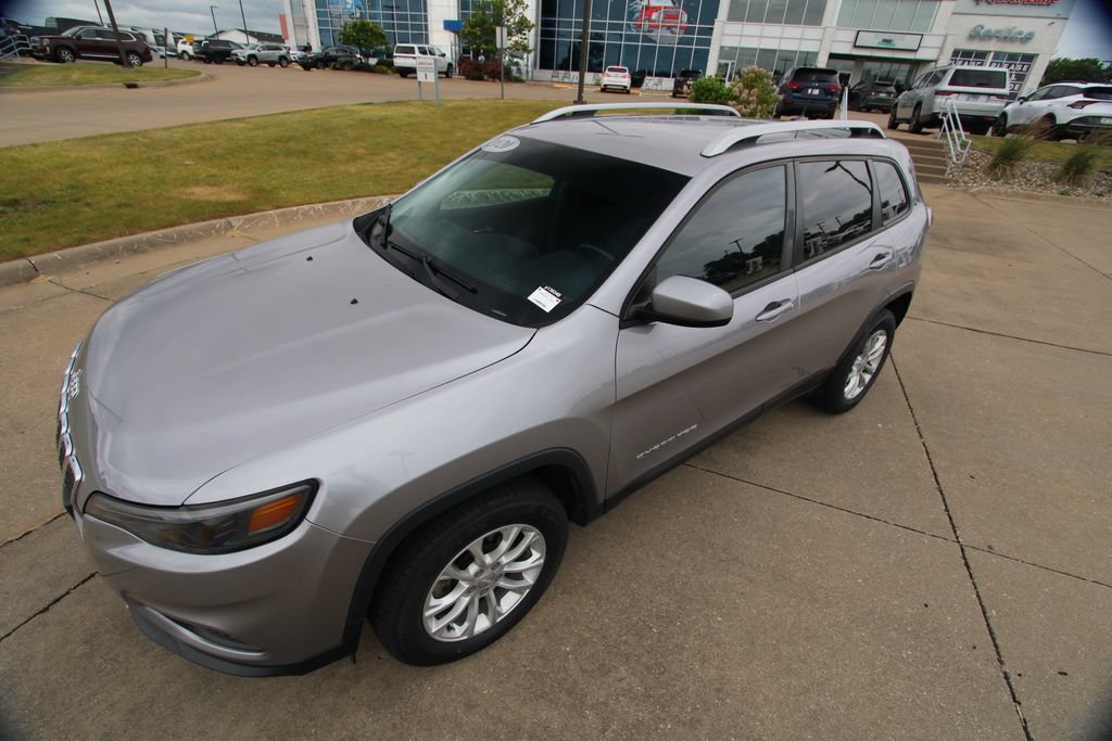 Used 2020 Jeep Cherokee Latitude w/ Cold Weather Group AWD/4WD image 18