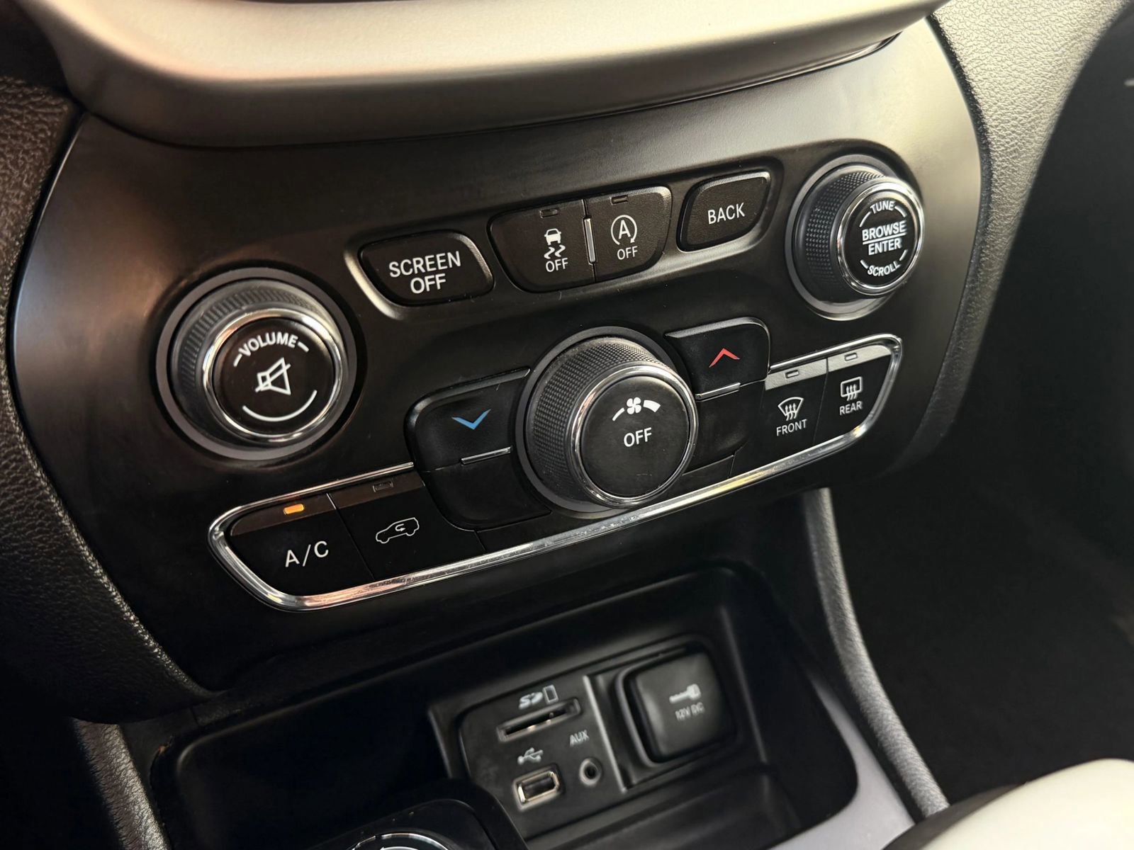 Used 2018 Jeep Cherokee Latitude Plus w/ Cold Weather Group AWD/4WD image 24