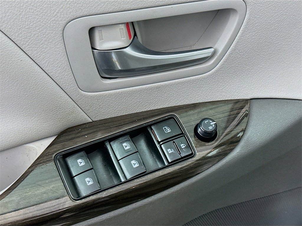 Used 2018 Toyota Sienna XLE image 21