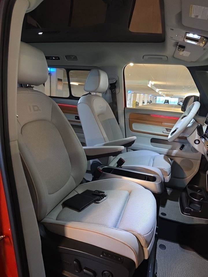 Certified 2025 Volkswagen ID. Buzz 1st Edition AWD/4WD image 13