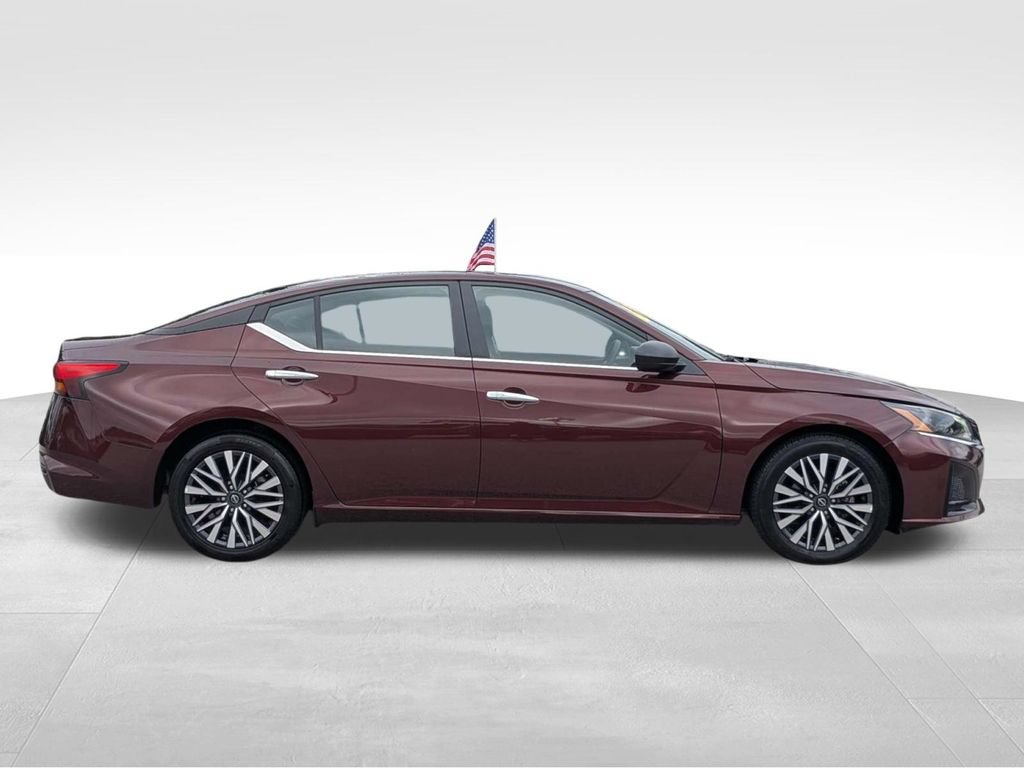 Used 2025 Nissan Altima 2.5 SV FWD image 3