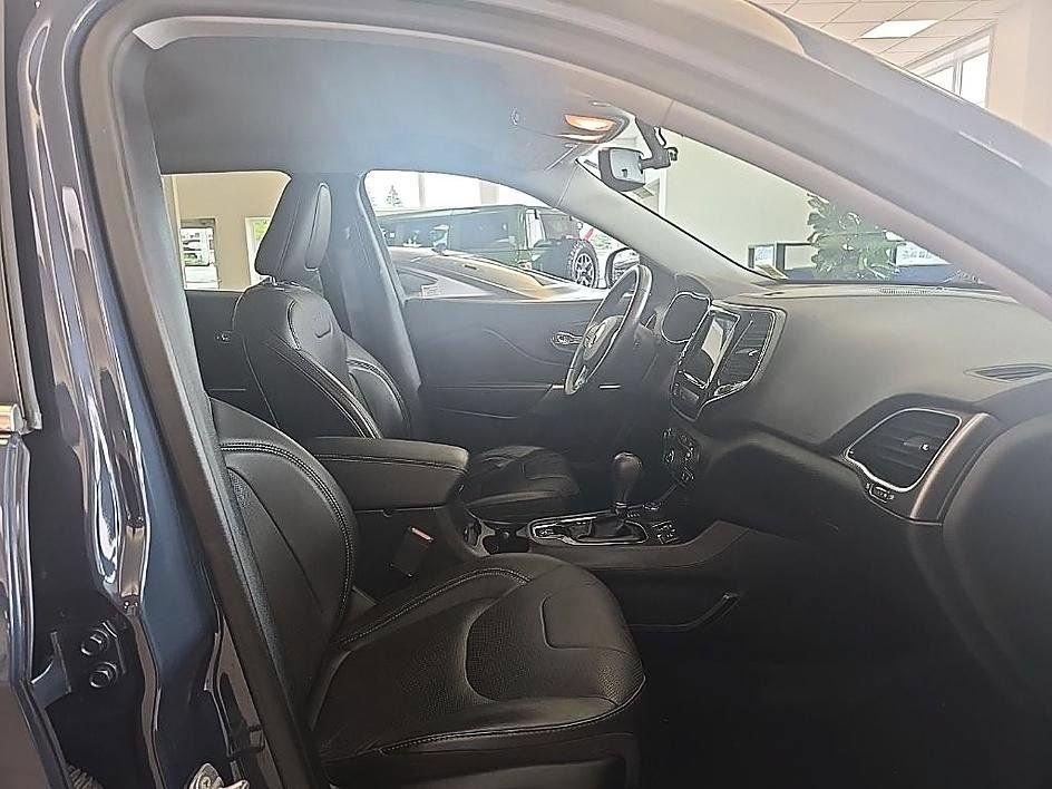 Used 2019 Jeep Cherokee Limited AWD/4WD image 37