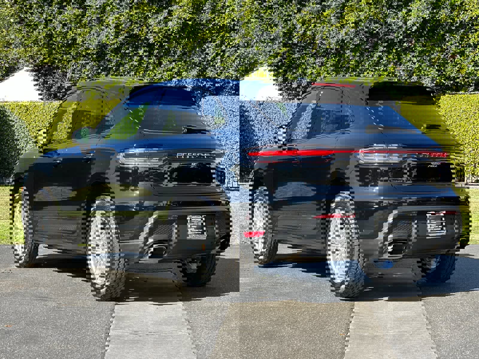 Used 2025 Porsche Macan image 3