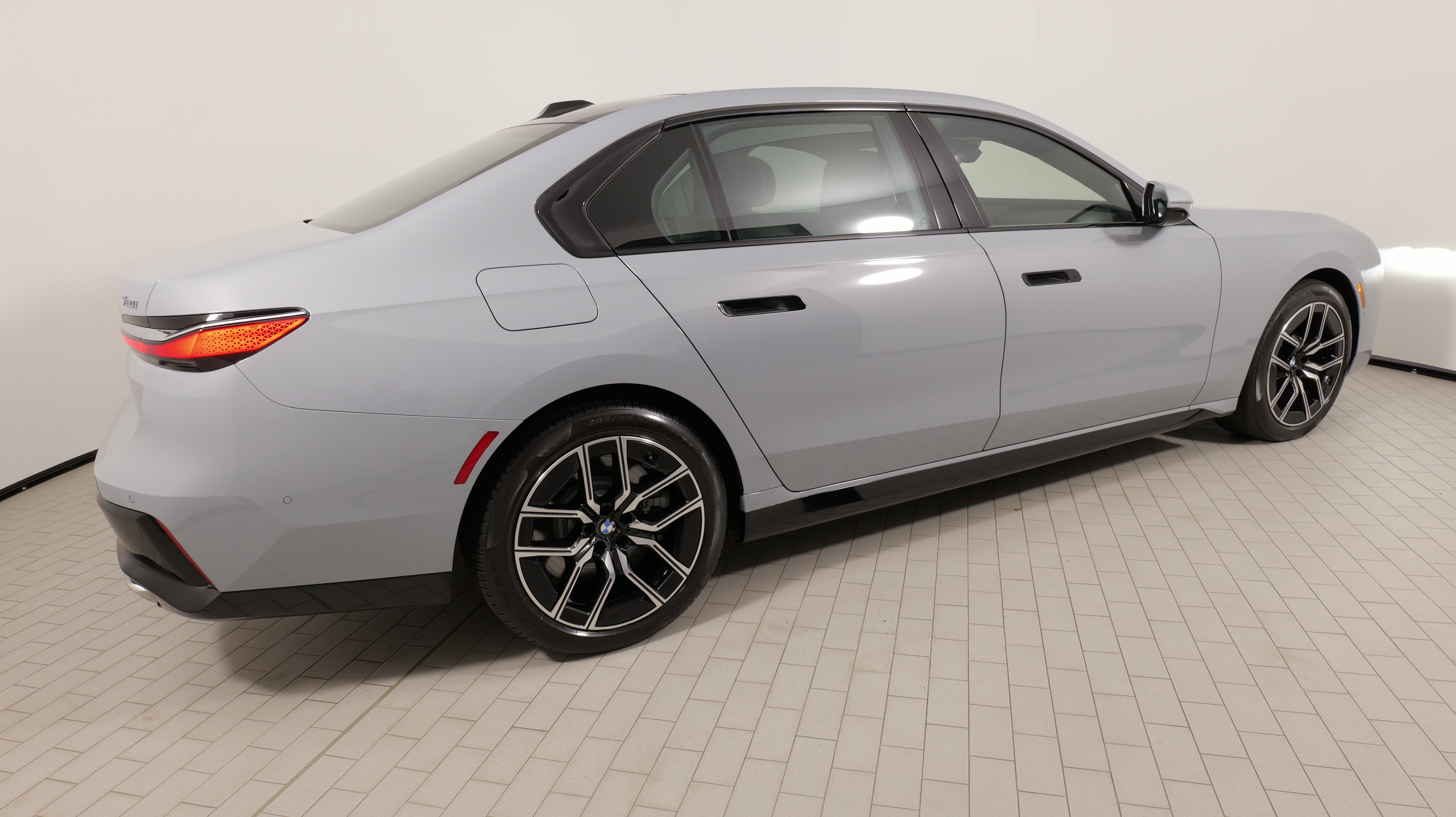 Used 2023 BMW 760i xDrive AWD/4WD image 13