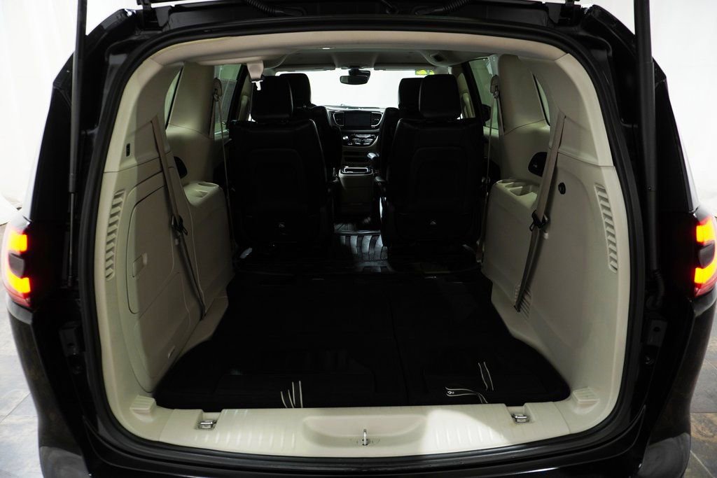 Used 2022 Chrysler Pacifica Touring-L w/ Uconnect Theater Family Group image 6