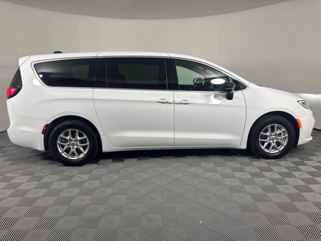 Used 2025 Chrysler Pacifica Select FWD image 34