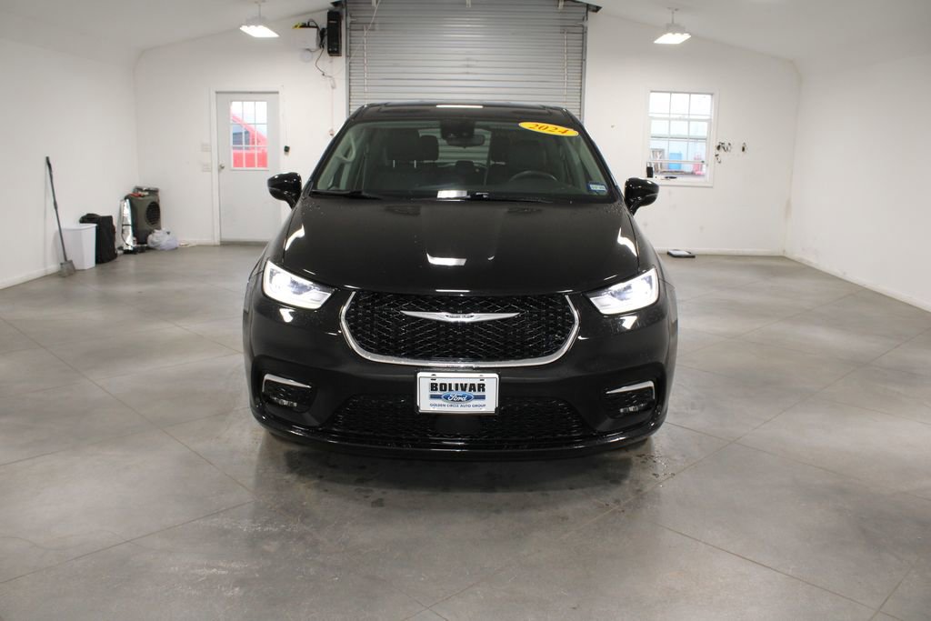 Used 2024 Chrysler Pacifica Touring-L image 18