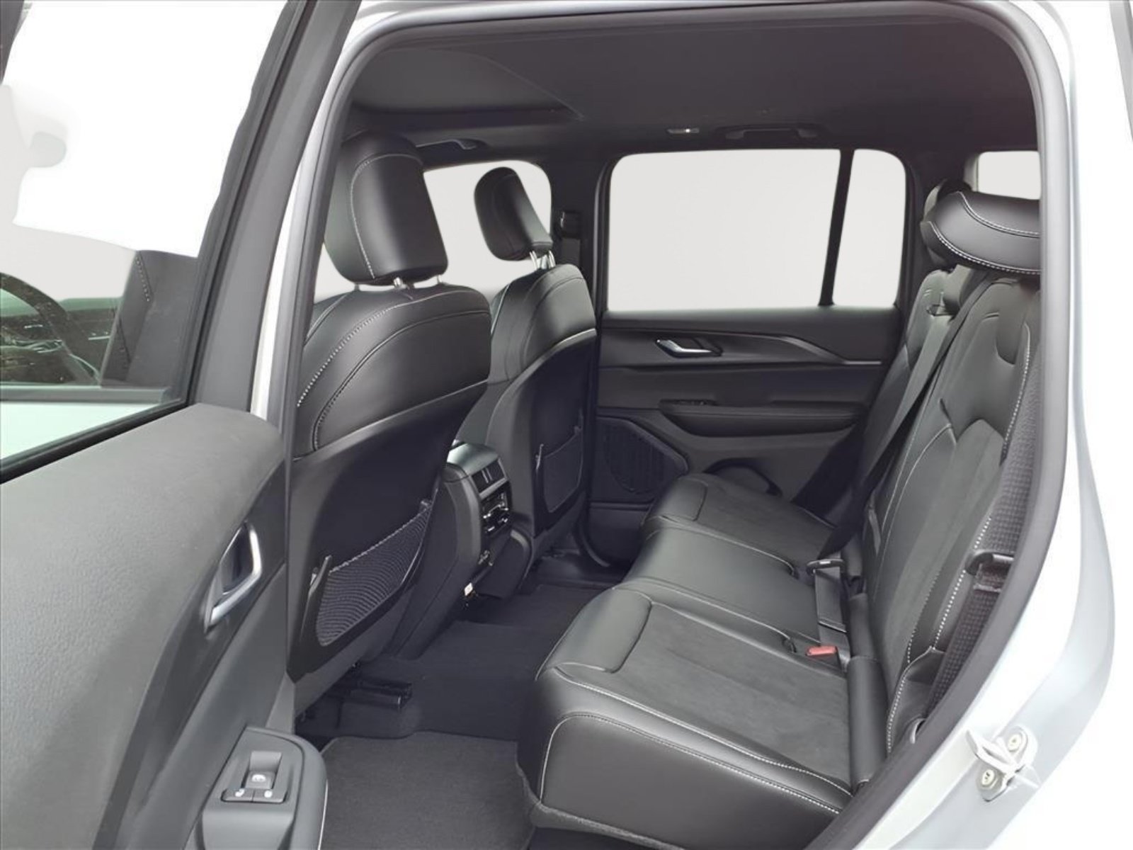 Used 2025 Jeep Grand Cherokee Altitude AWD/4WD image 12
