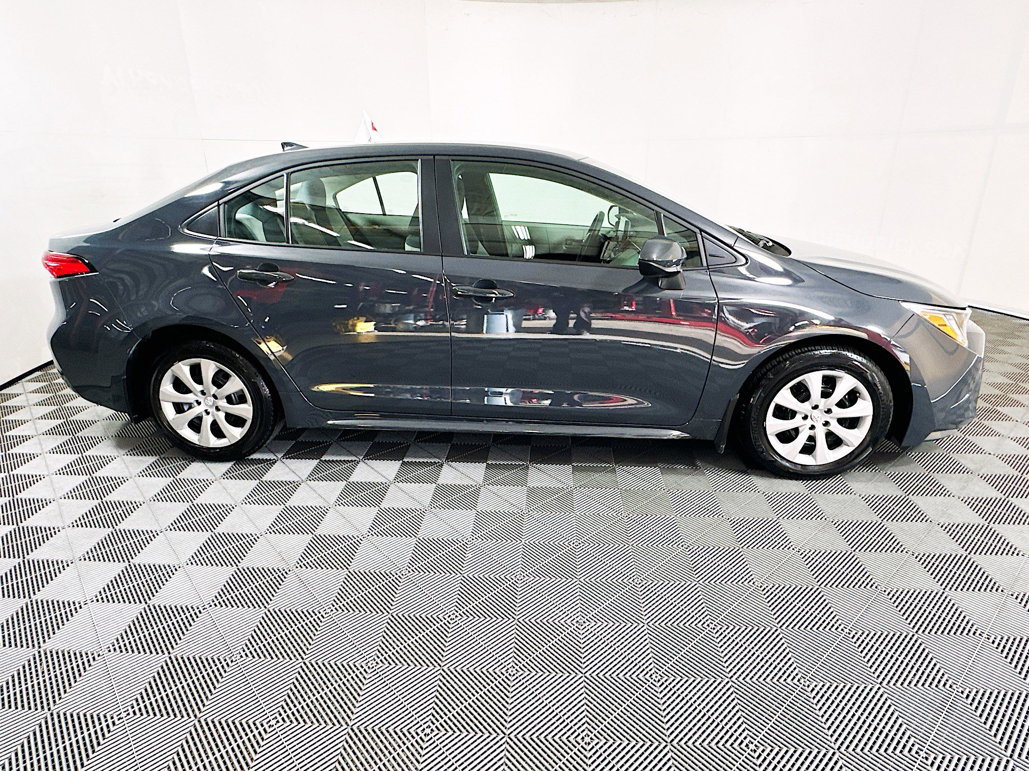 Used 2025 Toyota Corolla LE FWD image 2