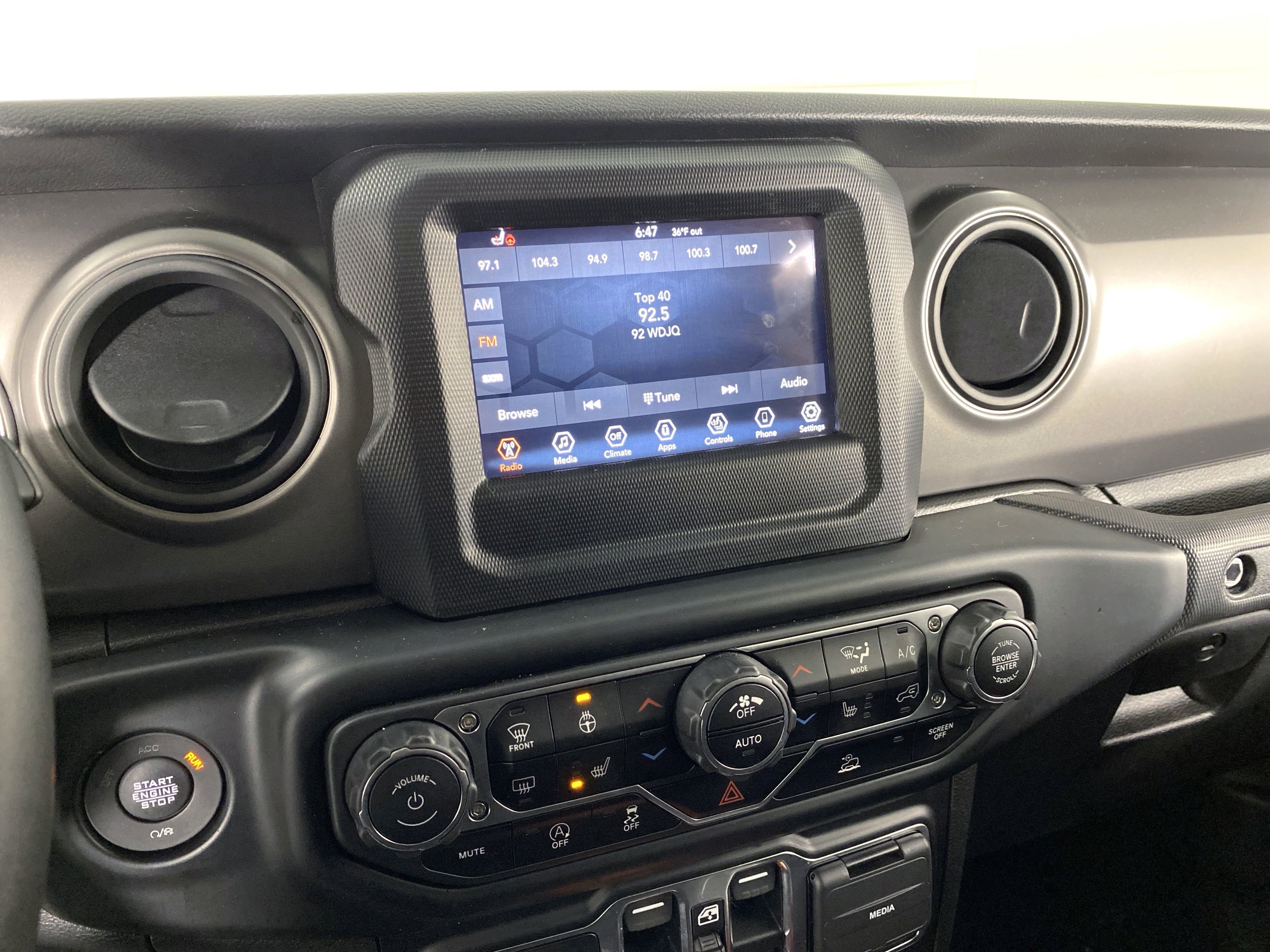 Used 2022 Jeep Gladiator Willys AWD/4WD image 28