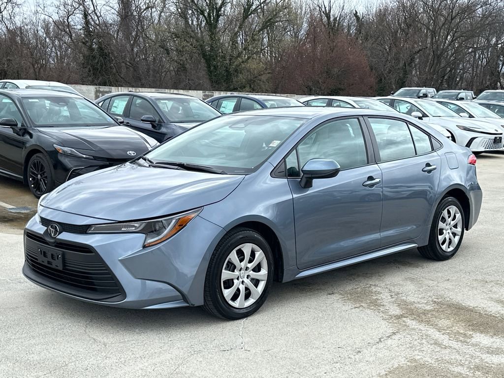 Used 2025 Toyota Corolla LE image 2