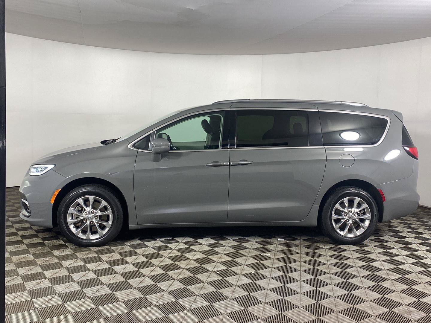 Used 2021 Chrysler Pacifica Touring-L w/ Uconnect Theater Family Group AWD/4WD image 6