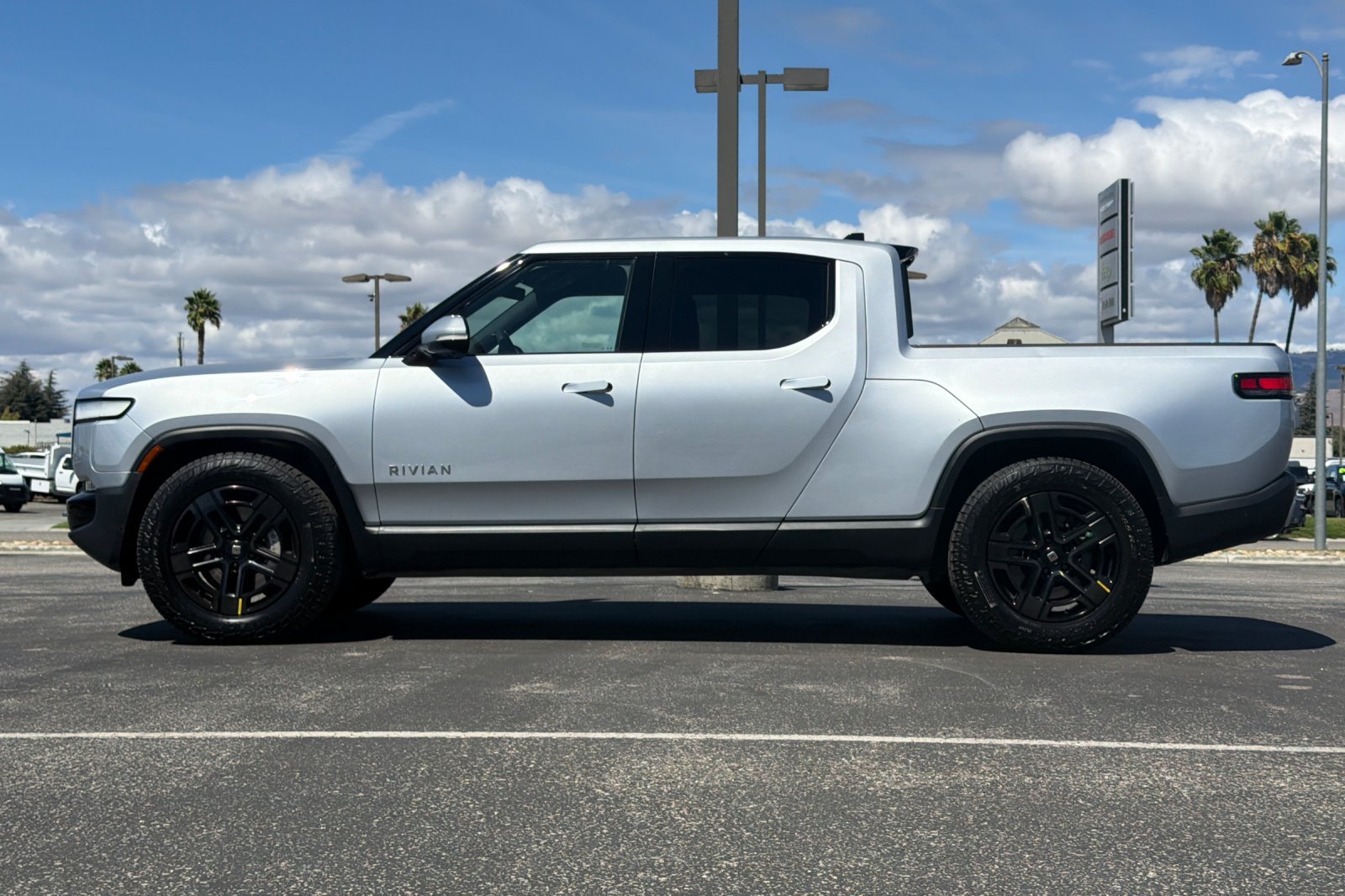 Used 2023 Rivian R1T Adventure Dual AWD/4WD image 7