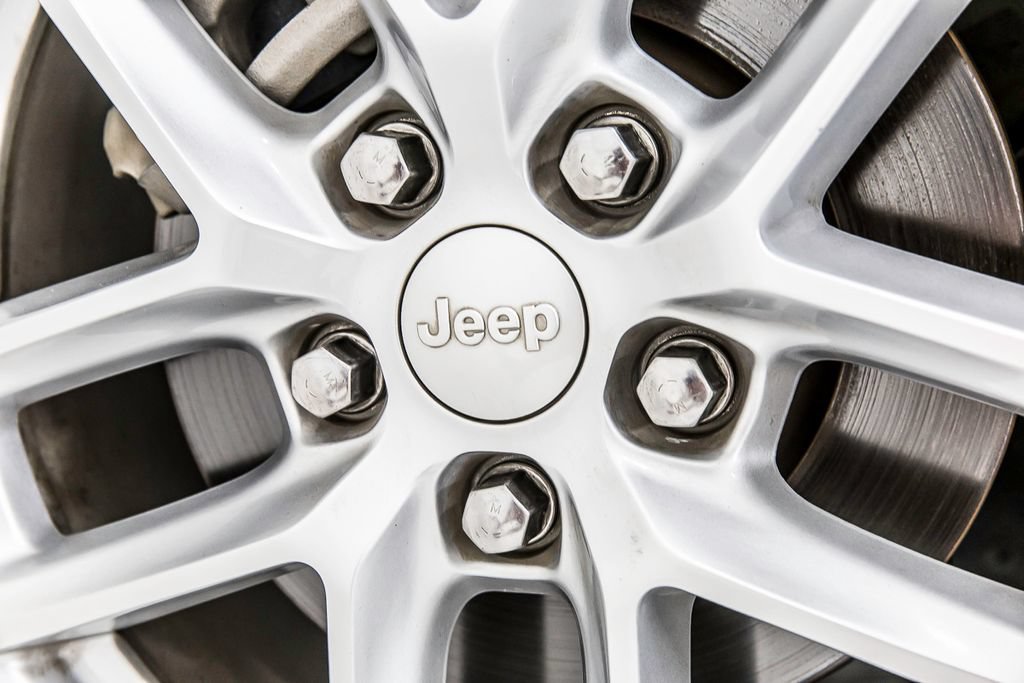 Used 2023 Jeep Grand Cherokee Laredo AWD/4WD image 40