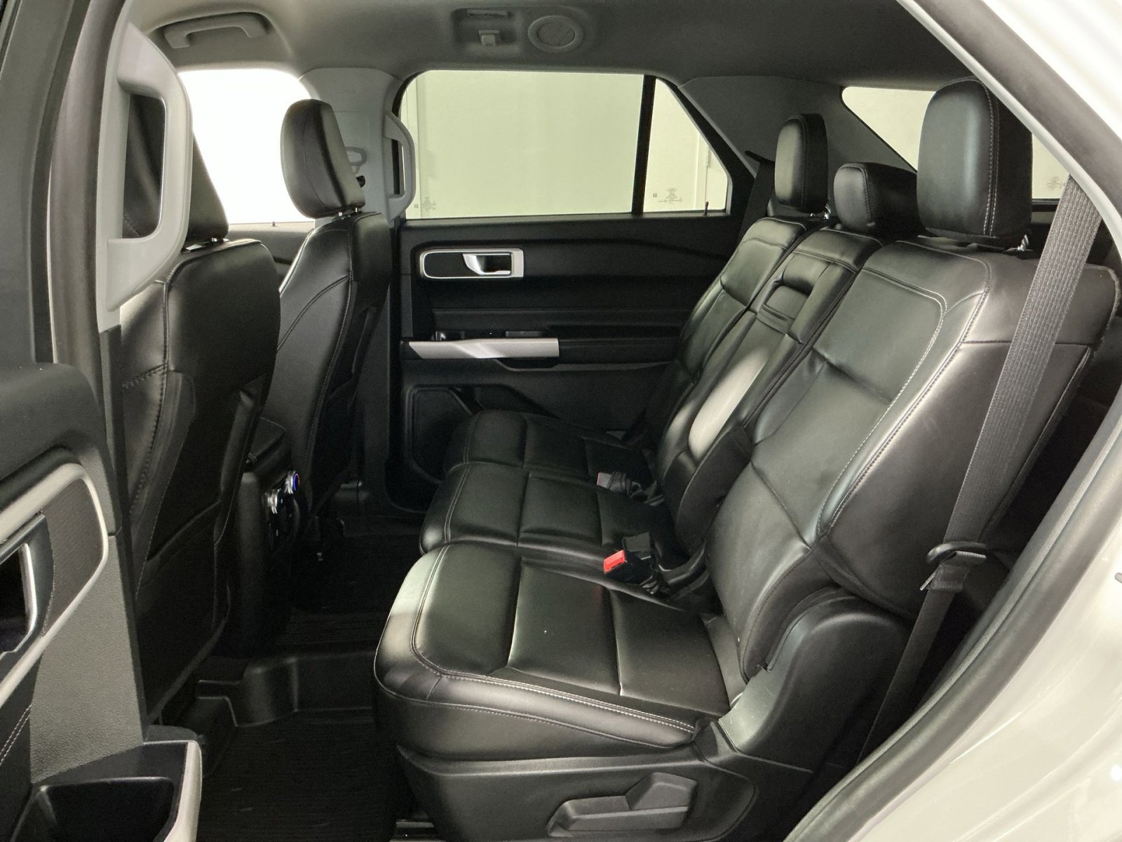 Used 2022 Ford Explorer XLT w/ Equipment Group 202A AWD/4WD image 23