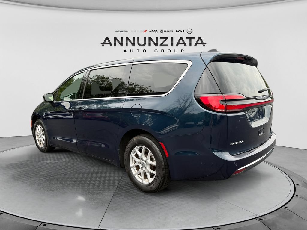 Used 2025 Chrysler Pacifica Select FWD image 3