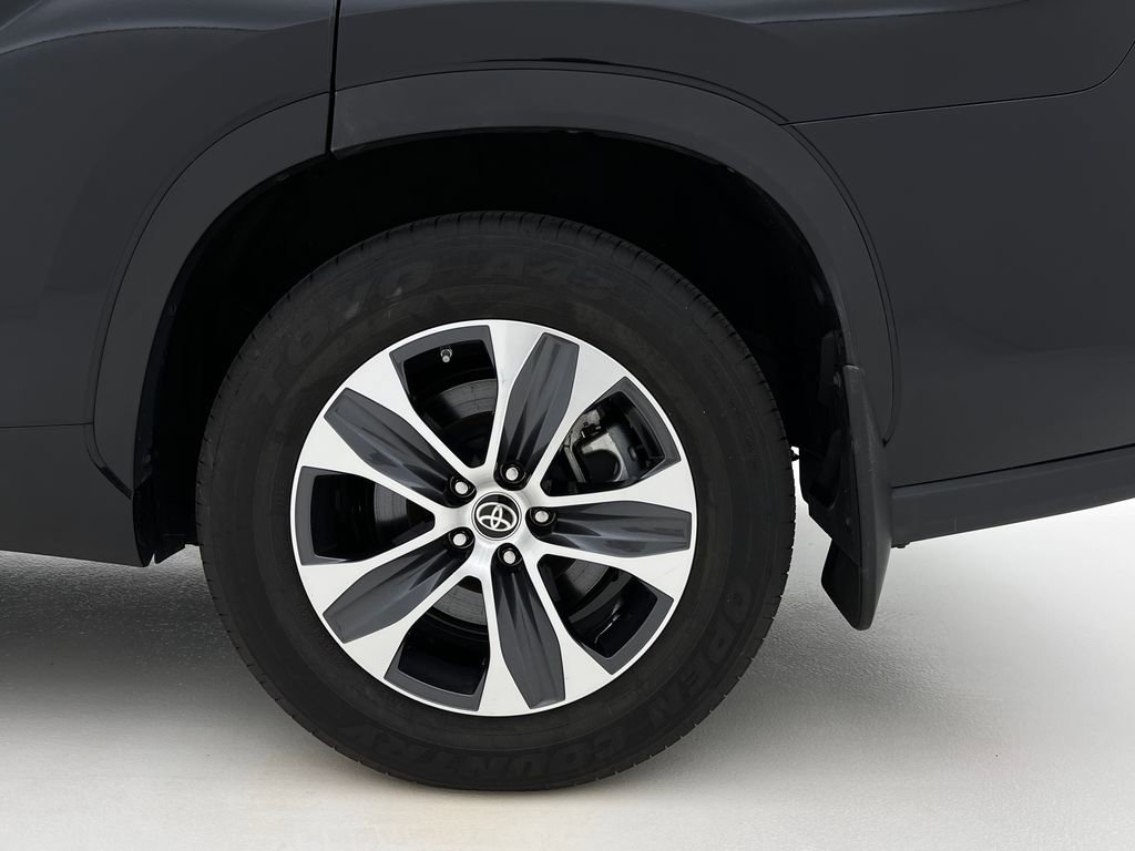 Used 2024 Toyota Highlander XLE image 33