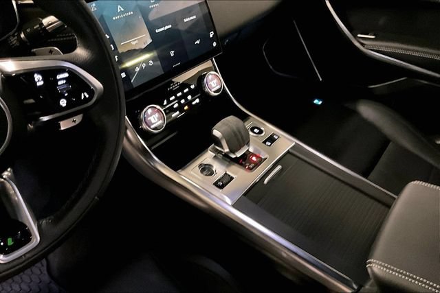 Certified 2022 Jaguar XF R-Dynamic SE AWD/4WD image 19