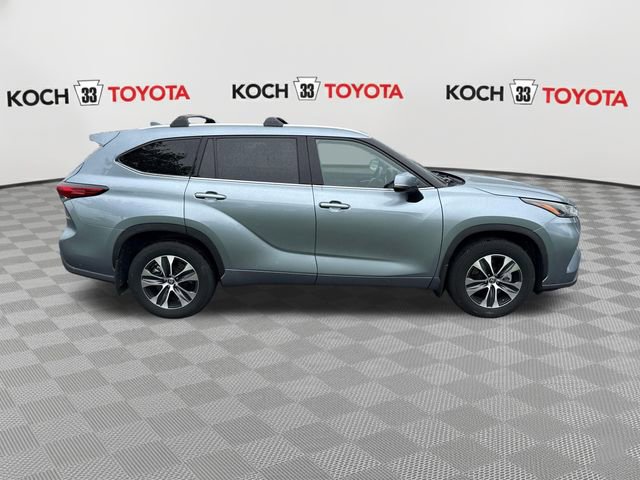 Used 2022 Toyota Highlander XLE AWD/4WD image 9