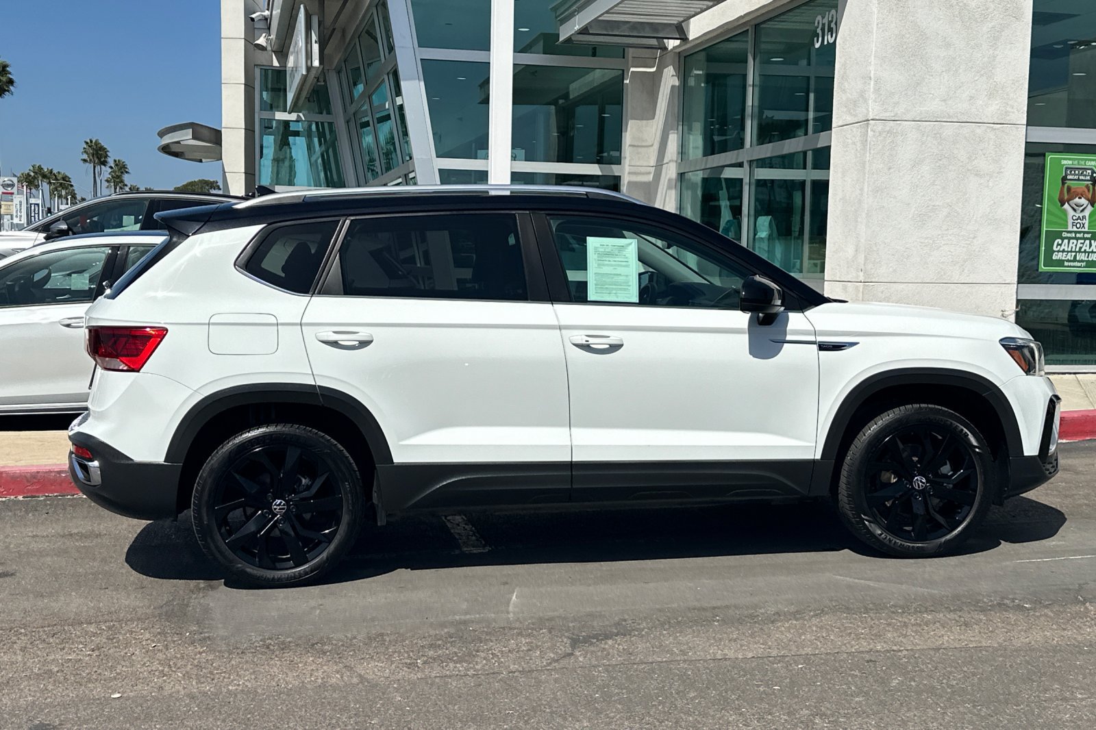 Used 2023 Volkswagen Taos SE w/ Panoramic Sunroof Package FWD image 3