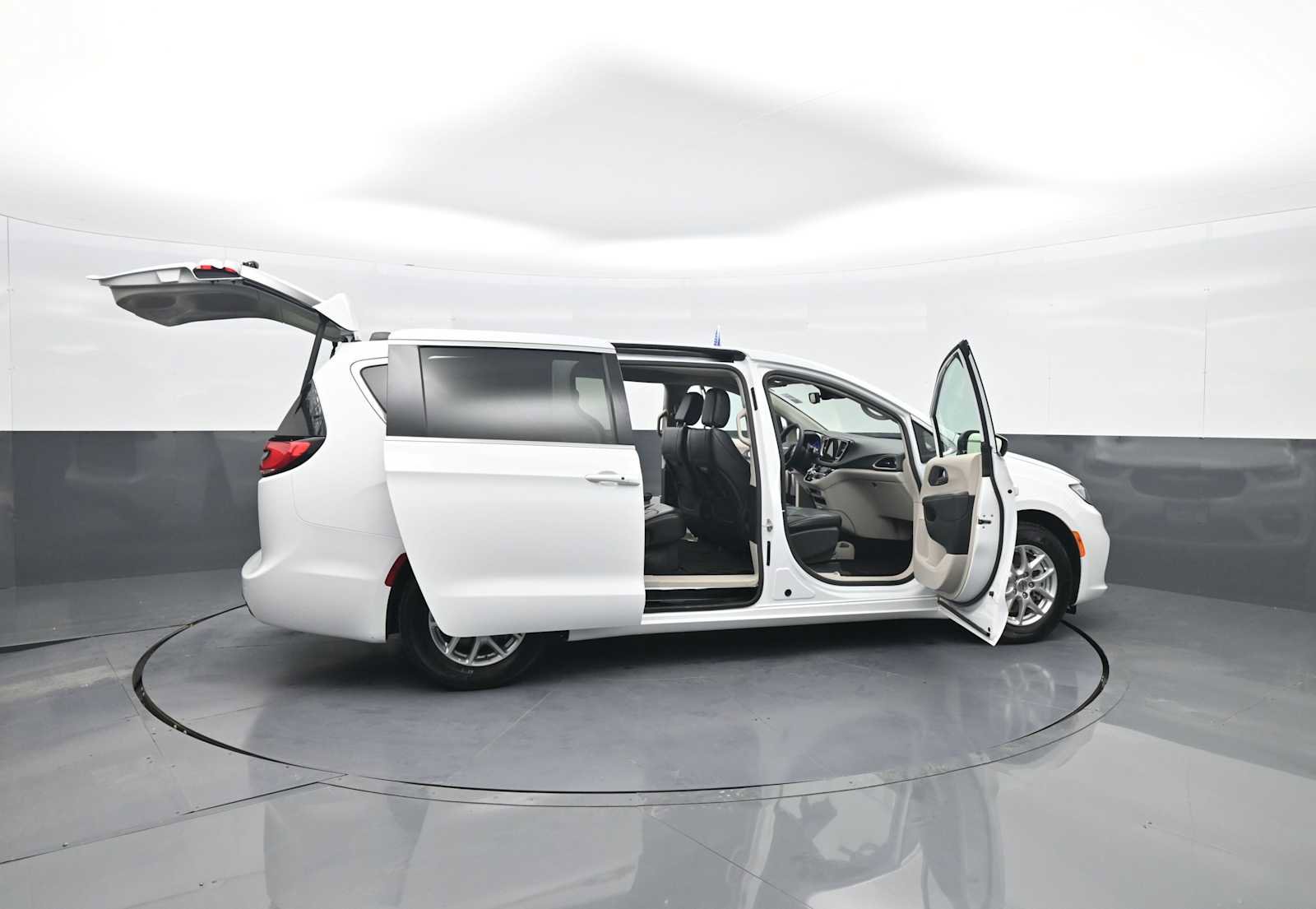 Used 2023 Chrysler Pacifica Touring-L FWD image 47