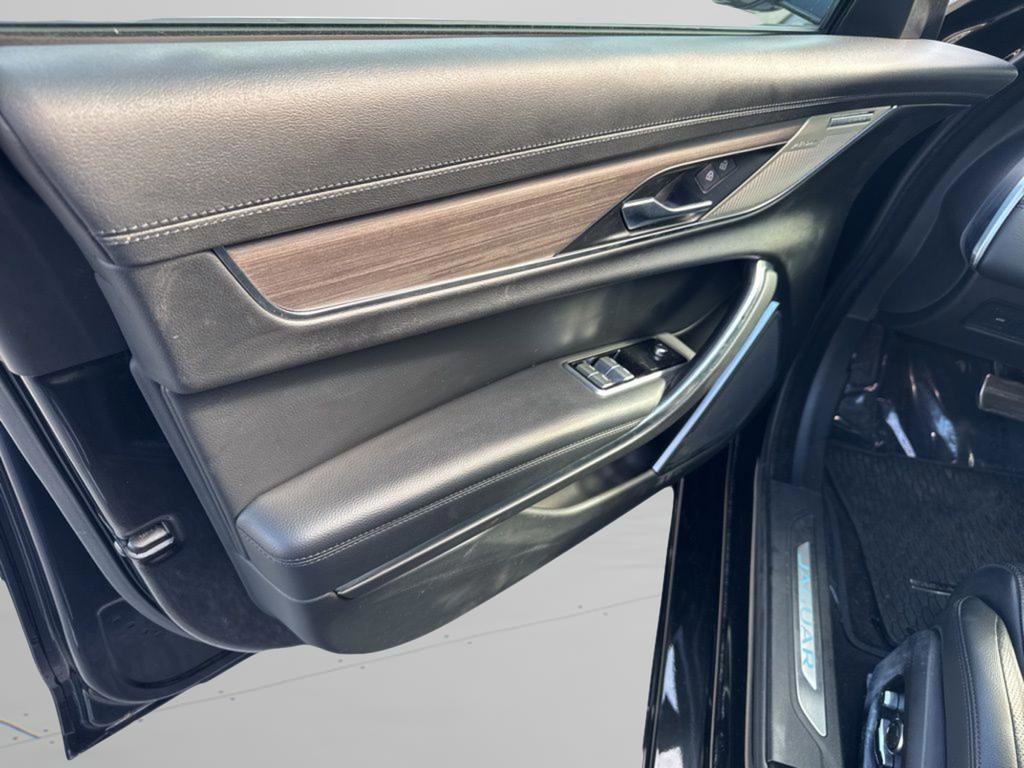 Used 2022 Jaguar XF SE image 36