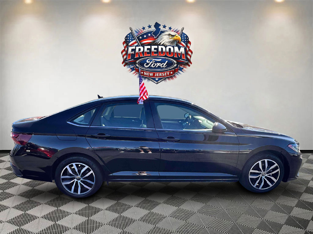 Used 2025 Volkswagen Jetta SE FWD image 4