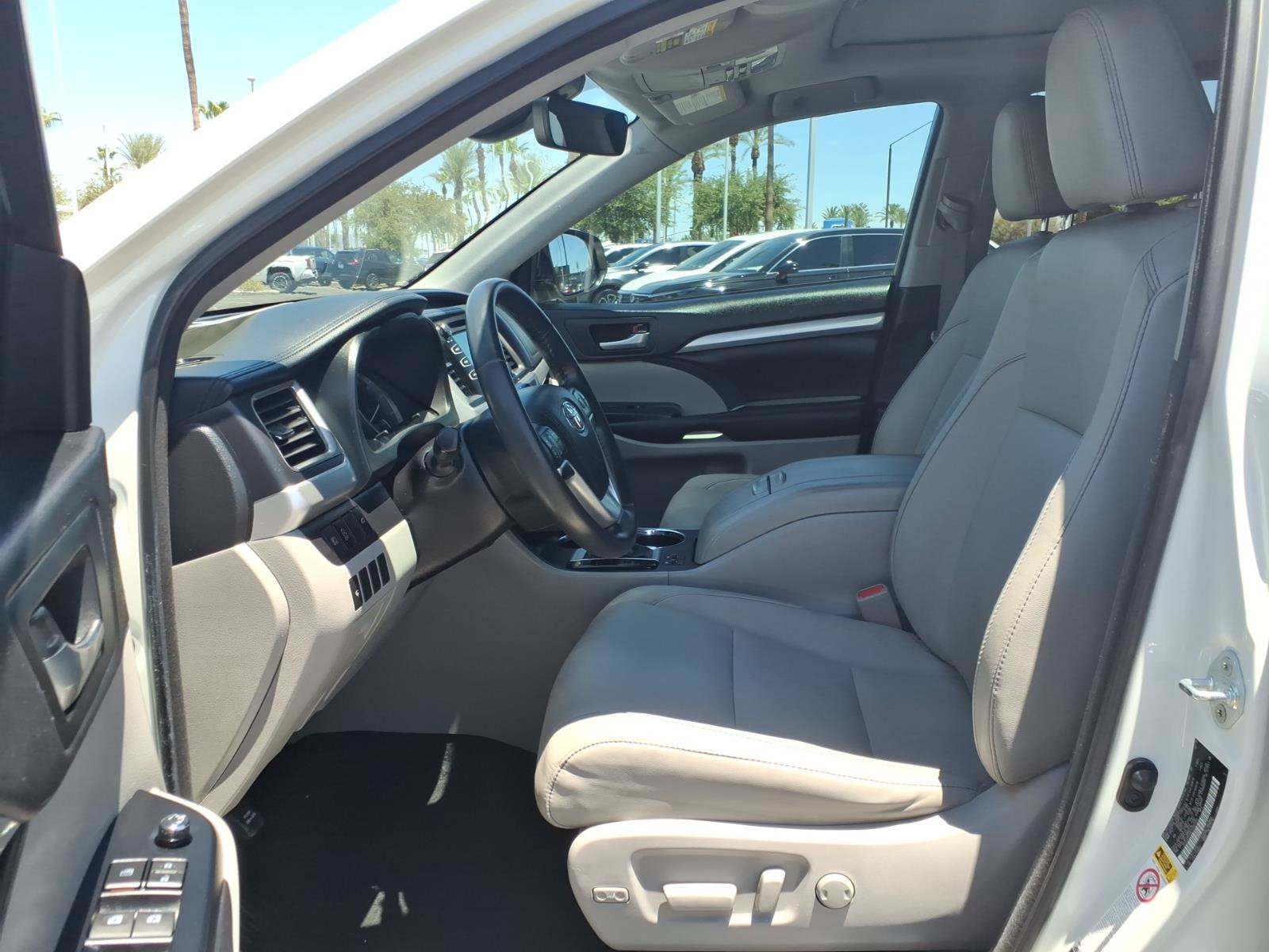 Used 2018 Toyota Highlander XLE AWD/4WD image 15