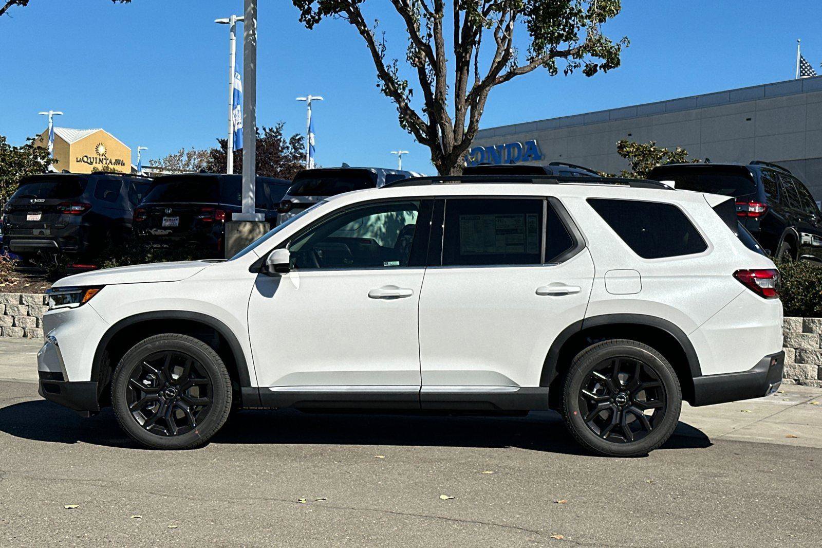 New 2025 Honda Pilot Touring image 7