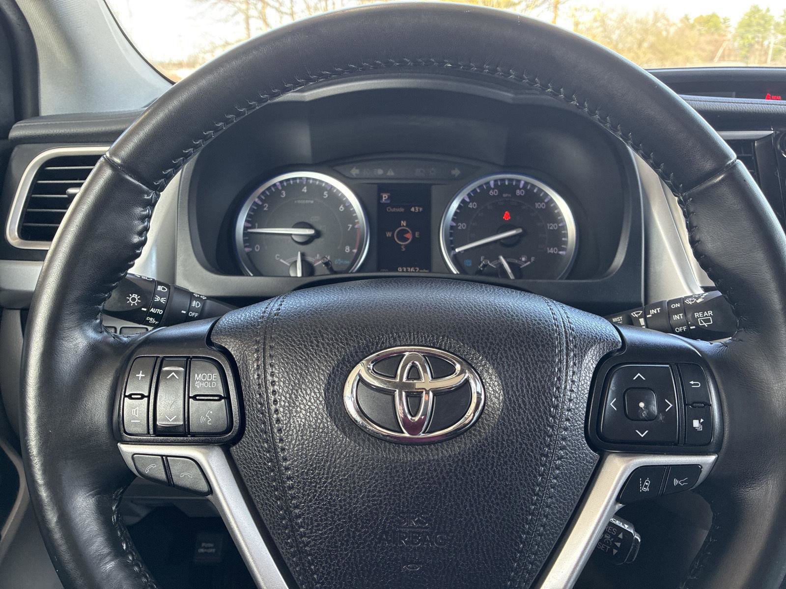Used 2019 Toyota Highlander XLE AWD/4WD image 23