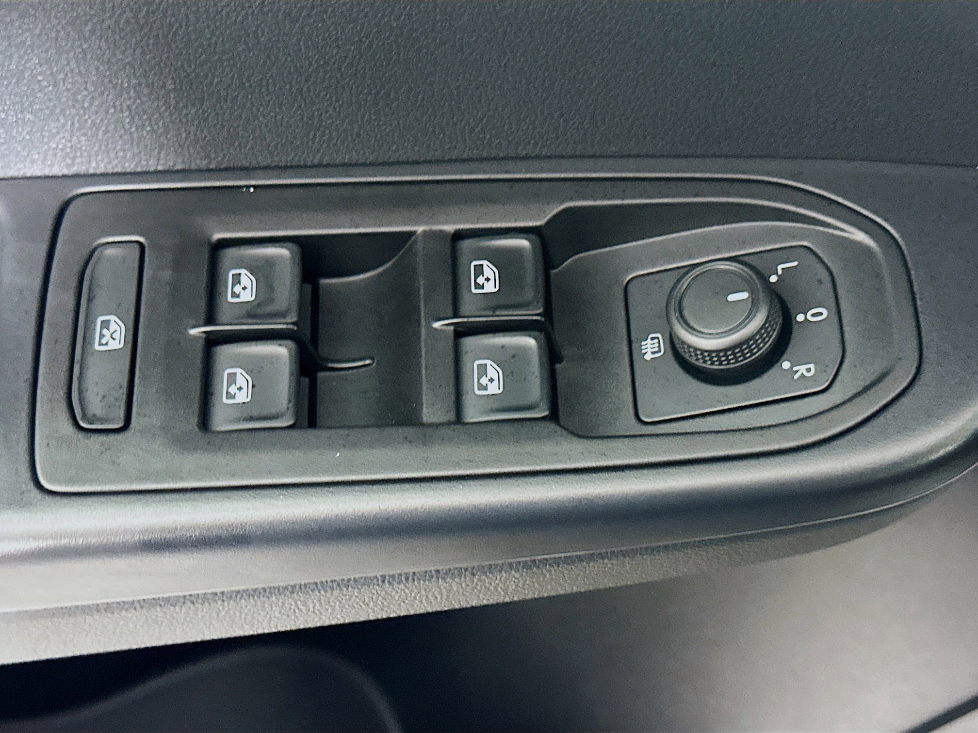 Used 2023 Volkswagen Taos SE w/ Black Wheel Package image 15