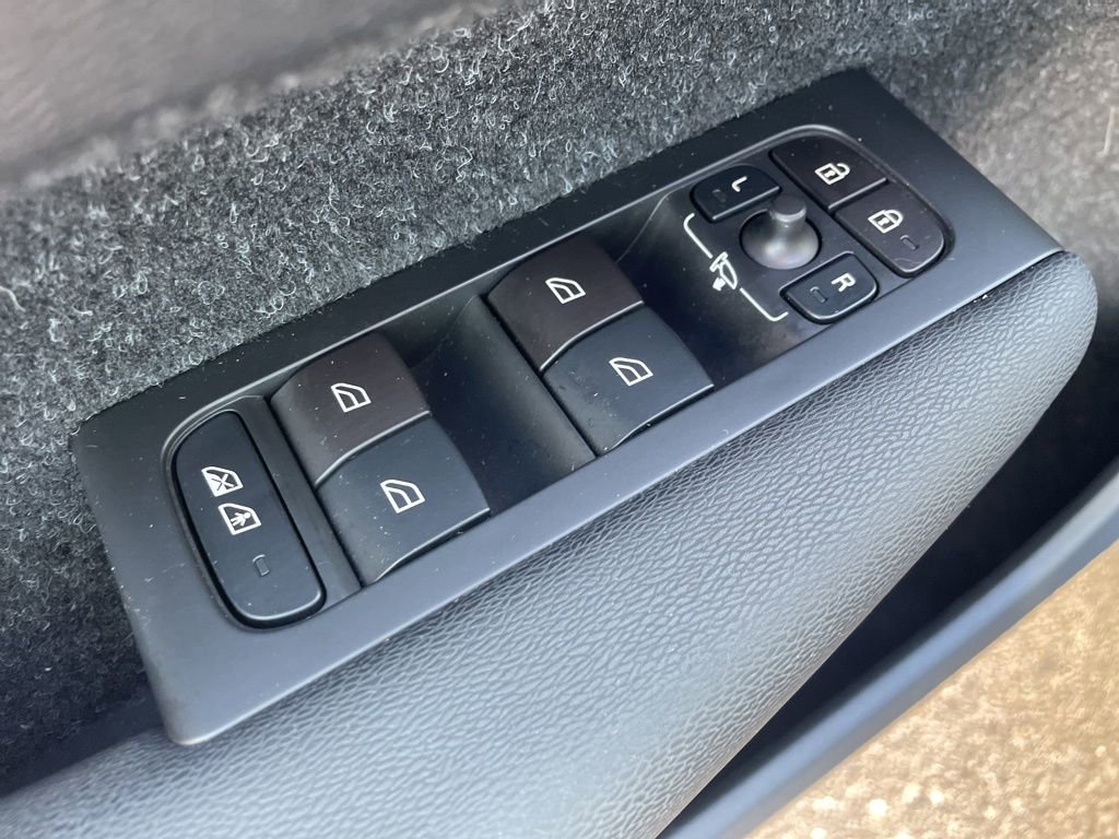 Used 2021 Volvo XC40 T5 R-Design w/ Advanced Package image 21