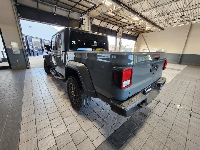 Used 2025 Jeep Gladiator Sport AWD/4WD image 4