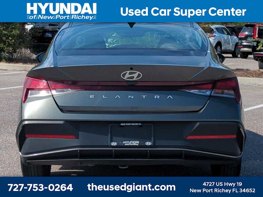 Used 2025 Hyundai Elantra SE FWD image 4