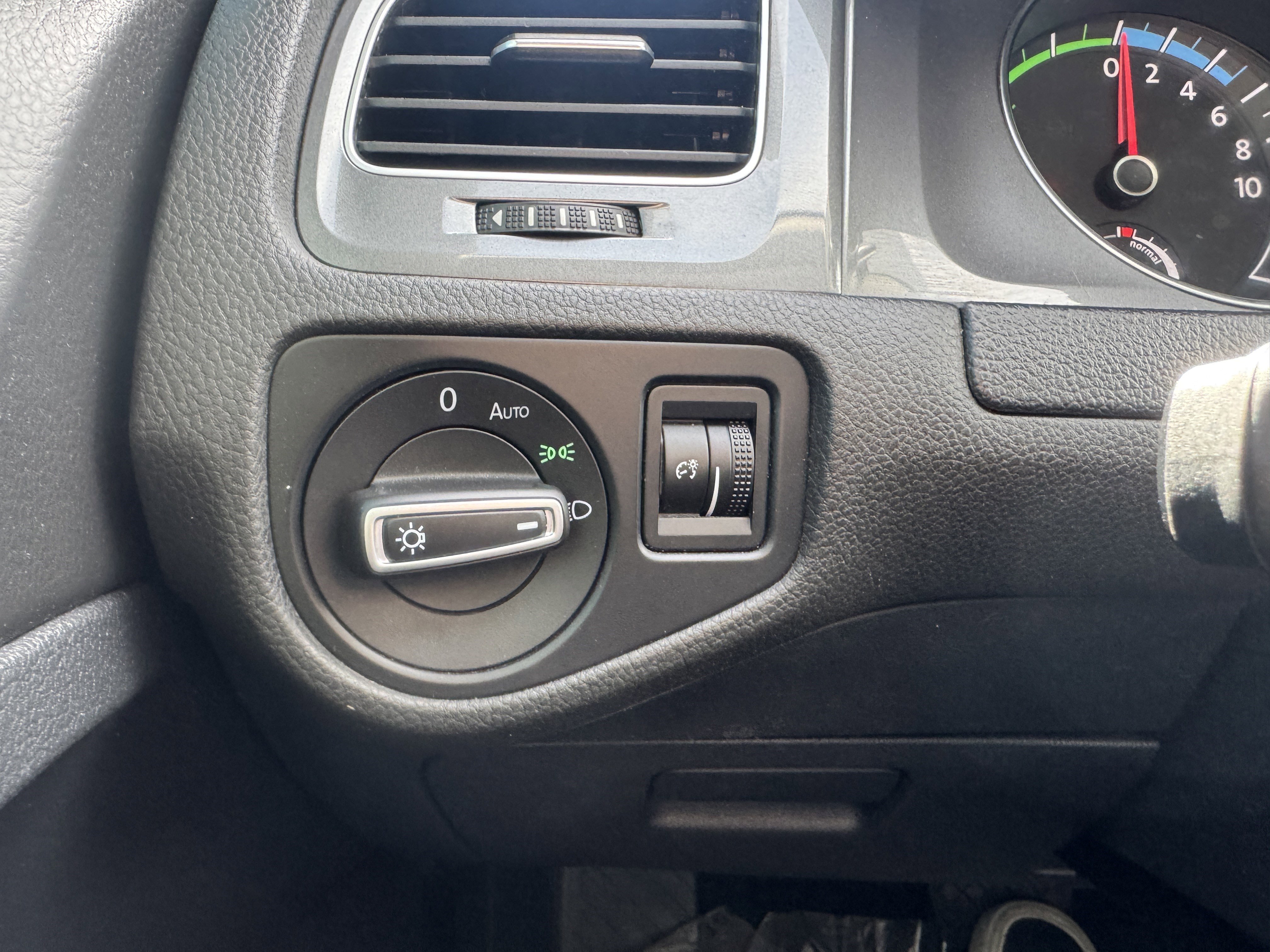 Used 2015 Volkswagen e-Golf SEL Premium image 34