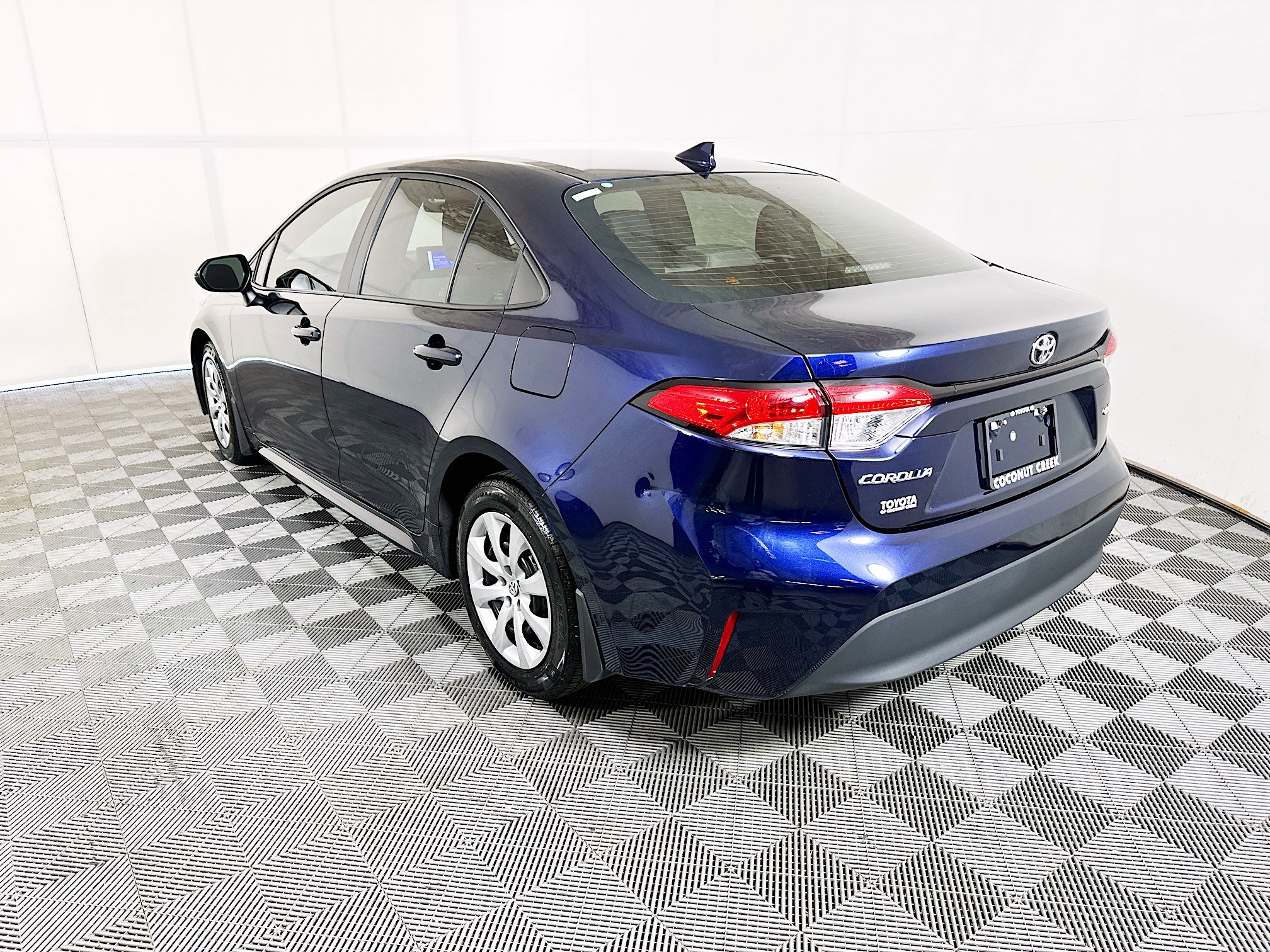 Used 2025 Toyota Corolla LE FWD image 5