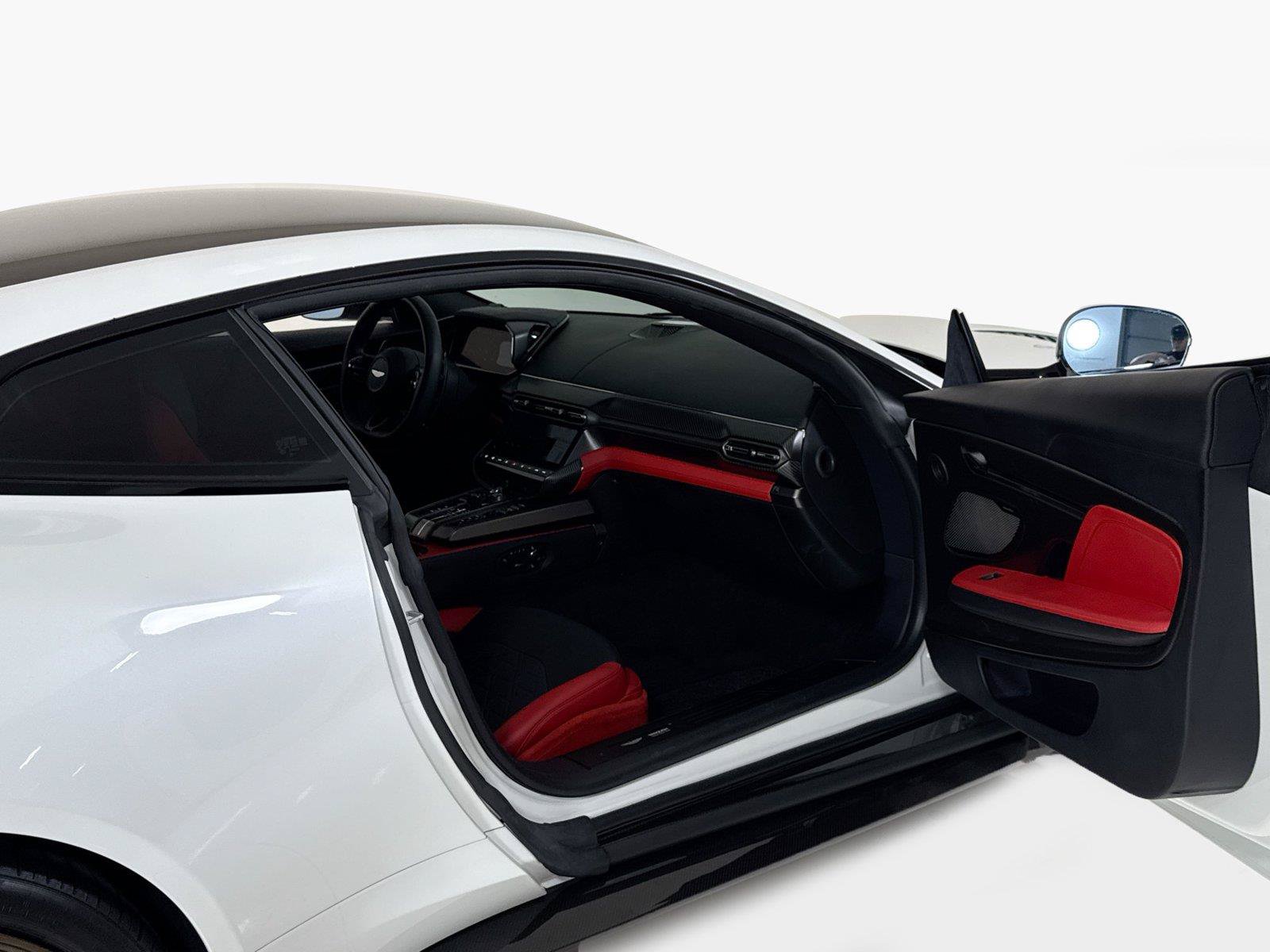 Used 2025 Aston Martin Vanquish RWD image 29